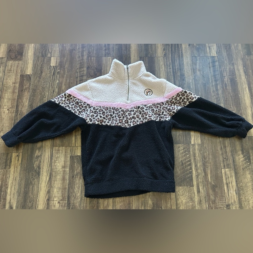 BUC-EE’S Women’s Sherpa Pull Over Cheetah detail Size Large